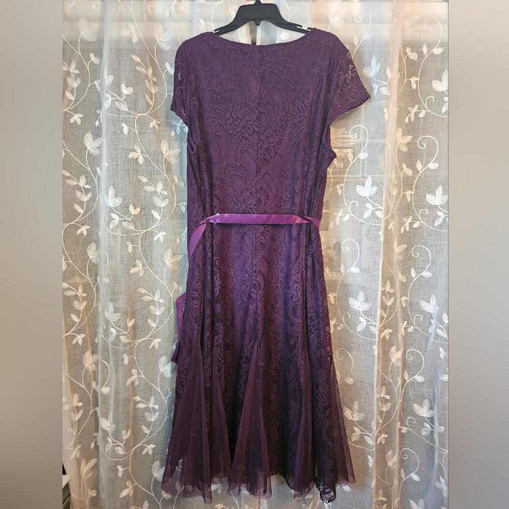 Plum purple Lace dress - Picture 2 of 4